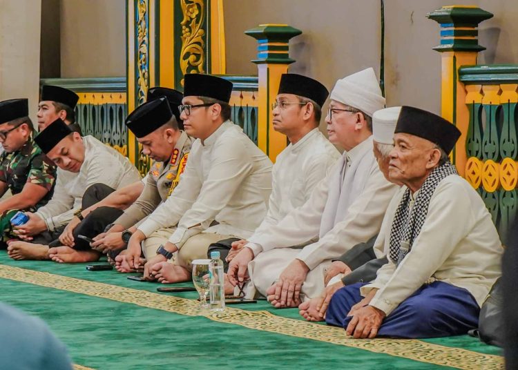 Wali Kota Medan Rico Tri Putra Bayu Waas (lima  kanan) pada acara  Tausiyah, Zikir, dan Doa Bersama Alim Ulama se-Kota Medan sebagai ikhtiar spiritual menyambut tahun 2025–2026, di Pendopo Rumah Dinas Wali Kota Medan.(Satunusantara news/Diskominfo Medan).