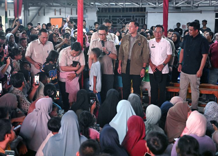 Presiden RI Prabowo Subianto (tengah) saat memeluk seorang anak kecil pada malam tahun baru 2026 di lokasi  Posko Darurat Bencana Desa Batuhula, Kecamatan Batangtoru, Kabupaten Tapsel.(Satunusantara news/HO-Diskomnfo Sumut).