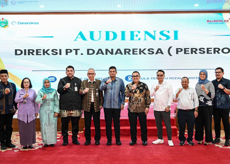 Gubernur Sumut, Muhammad Bobby Afif Nasution (tengah) saat foto bersama dengan jajaran Direksi PT Danareksa (Persero) di Aula Tengku Rizal Nurdin, di Rumah Dinas Gubernur Sumut.(Satunusantara news/HO-Diskominfo Sumut).