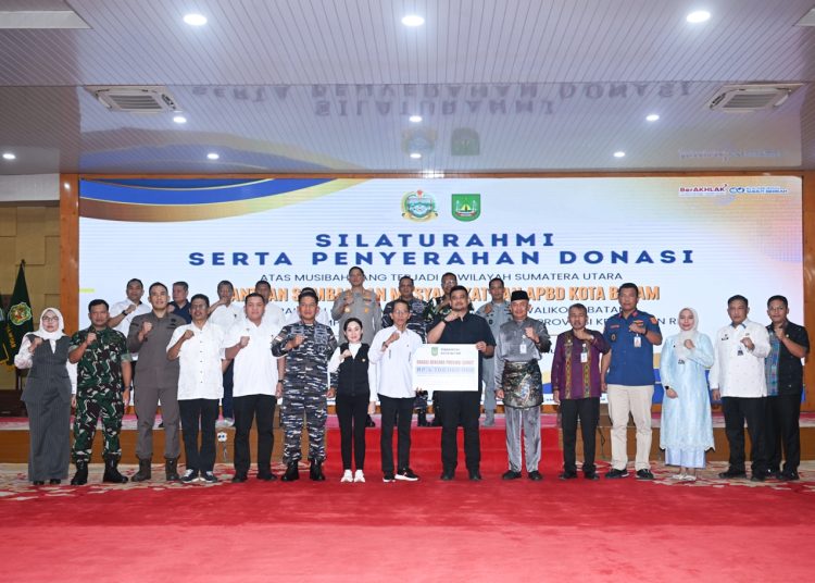Gubernur Sumut,  Muhammad Bobby Afif Nasution ,saat menerima donasi bencana senilai Rp 4,7 miliar dari  Walikota Batam Amsakar Achmad bersama Wakil Walikota Batam Li Claudia Chandra di Aula Tengku Rizal Nurdin, Jalan Sudirman Nomor 41 Medan.(Satunusantara news/HO-Diskominfo Sumut).
