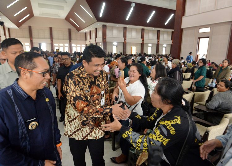 Gubernur Sumatera Utara, Muhammad Bobby Afif Nasution (tengah) saat menghadiri acara festival Kementerian UMKM.(Satunusantara news/HO-Diskominfo Sumut).