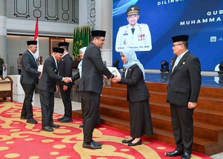 Gubernur Sumut,  Muhammad Bobby Afif Nasution (kiri) pada acara pelantikan  empat pejabat Pimpinan Tinggi Pratama (Eselon II) di lingkup Pemprov) Sumut,  di Aula Raja Inal Siregar, Kantor Gubernur Sumut.(Satunusantara news/HO-Diskominfo Sumut).