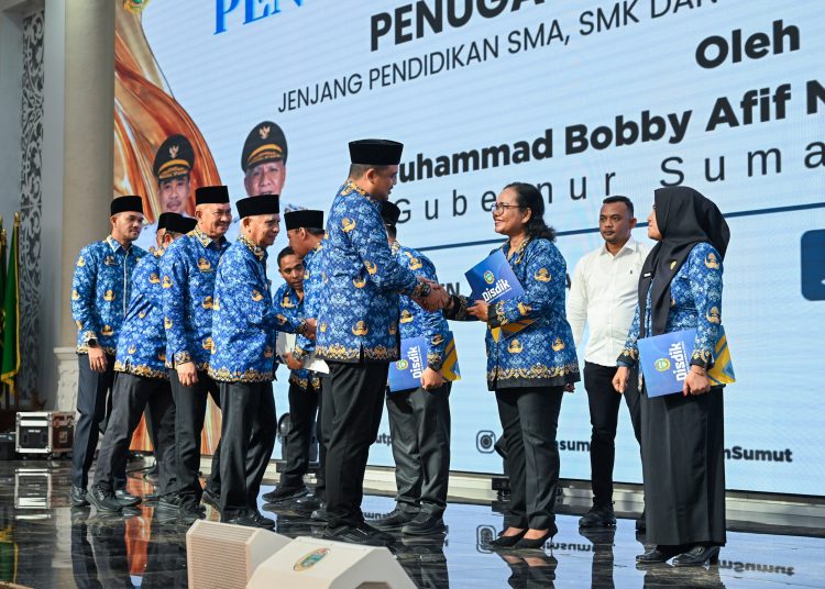 Gubernur Sumatera Utara Bobby Nasution (kiri) saat menyerahkan SK Penugasan Kepala Sekolah Jenjang Pendidikan SMA, SMK, dan SLB Negeri Provinsi Sumut di Aula Raja Inal Siregar, Kantor Gubernur Sumut.(Satunusantara news/HO-Diskominfo Sumut).