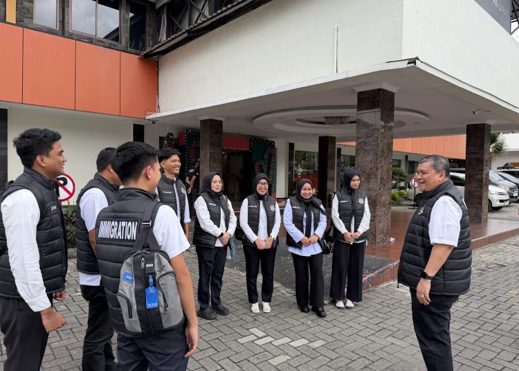 Kakanwil Ditjen Imigrasi Sumut,  Teodorus Simarmata (kanan) saat memberikan pengarahan kepada Patroli Imigrasi Pengamanan Natal 2025 dan Tahun Baru 2026.(Satunusantara news/HO-Kanwil Imigrasi Sumut).