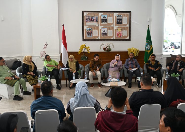 Kepala Bidang Perencanaan Anggaran Daerah Badan Keuangan dan Aset Daerah (BKAD) Sumut, Andriza Rifandi (tiga dari kiri) pada konferensi pers di Lobby Dekranasda, Kantor Gubernur Sumut.(Satunusantara news/HO-Diskominfo Sumut).