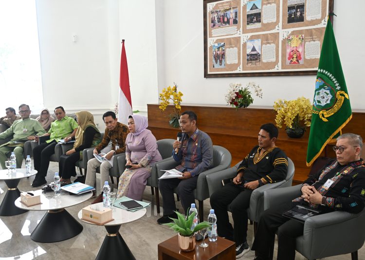 Kepala Dinas Ketenagakerjaan Sumut, Yuliani Siregar (nomor empat dari kiri) dalam konferensi pers di Lobby Dekranasda Kantor Gubernur Sumut.(Satunusantara news/HO-Diskominfo Sumut)