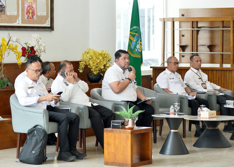 Kepala Bappelitbang) Sumut, Dikky Anugrah (tengah) pada temu pers di Lobby Dekranasda Sumut, Kantor Gubernur.(Satunusantara news/HO-Diskominfo Sumut).