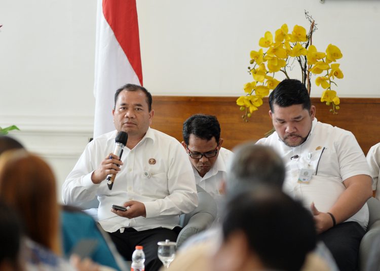 Plt Kepala Dinas Ketahanan Pangan, Tanaman Pangan dan Hortikultura Sumut, Timur Tumanggor (kiri)  dalam konferensi pers  di Lobby Dekranasda Kantor Gubernur Sumut.(Satunusantara news/HO-Diskominfo Sumut).