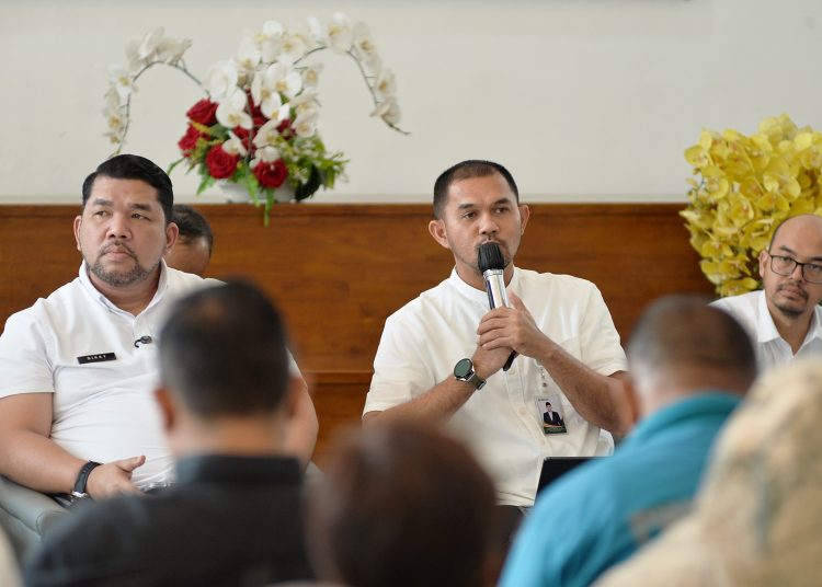 Kepala Dinas Pendidikan Provinsi Sumut, Alexander Sinulingga (tengah) dalam konferensi pers di Lobby Dekranasda Kantor Gubernur Sumut.(Satunusantara news/HO-Diskominfo Sumut).