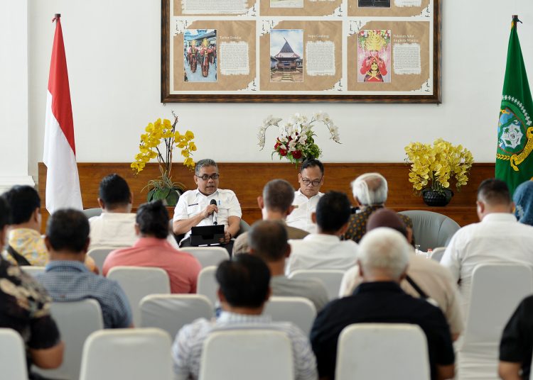 Kabid Perencanaan Dinas PUPR Sumut, Harry Rizal Hasibuan (kiri) pada konferensi pers  di Lobby Dekranasda kantor Gubernur Sumut.(Satunusantara news/HO-Diskoinfo Sumut)