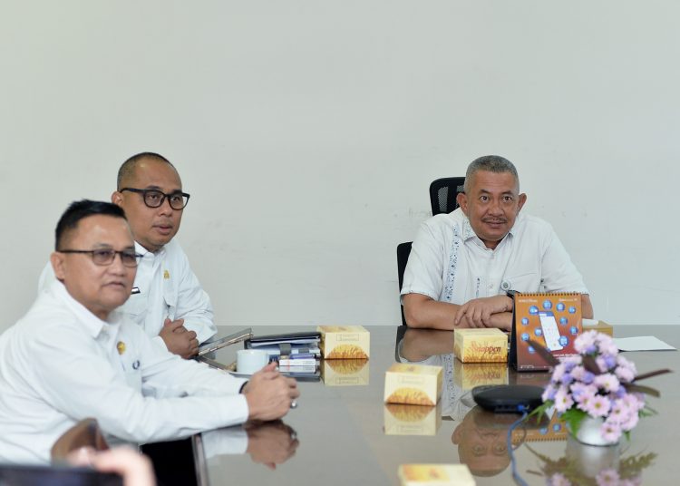 Penjabat Sekdaprov Sumut Sulaiman Harahap  (kanan) saat  Rakor progres penyusunan R3P bersama Kemenko Bidang Infrastruktur dan Pembangunan Wilayah, yang diselenggarakan secara daring di Kantor Gubernur Sumut.(Satunusantara news/HO-Diskominfo Sumut).