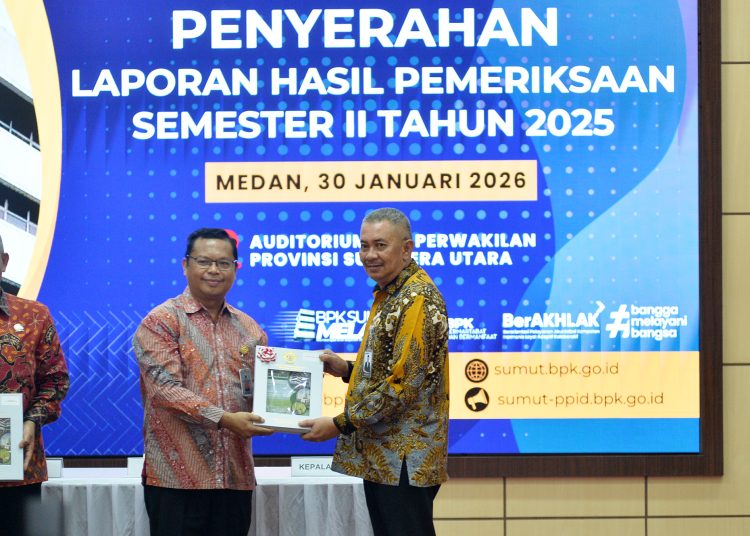 Penjabat Sekdaprov Sumut, Sulaiman Harahap (kanan) saat menerima  LHP Kinerja TA 2023 hingga Semester I Tahun 2025 dari Kepala BPK Perwakilan Provinsi Sumut Paula Henry Simatupang (kiri).(Satunusantara news/HO-Diskominfo  Sumut).