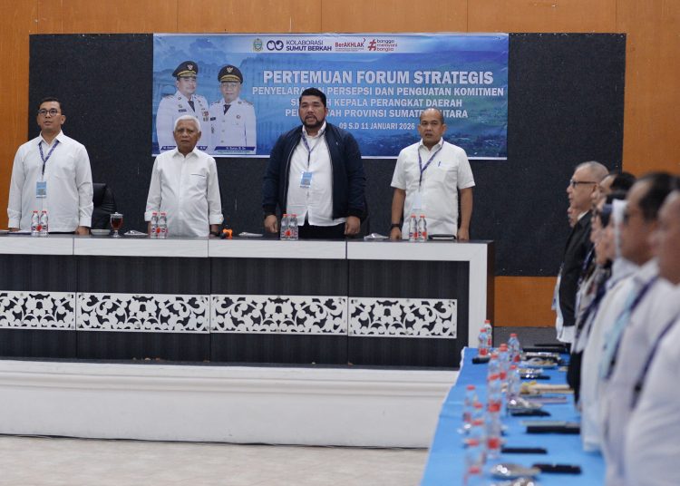 Wakil Gubernur Sumut, Surya (kiri) pada acara  Forum Strategis Penyelarasan Persepsi dan Penguatan Komitmen Seluruh Pimpinan OPD Pemprov Sumut, yang diselenggarakan oleh BPSDM Sumut di Aula Mes Pora-Pora Tengku Rizal Nurdin Parapat.(Satunusantara news/HO-Diskominfo Sumut).