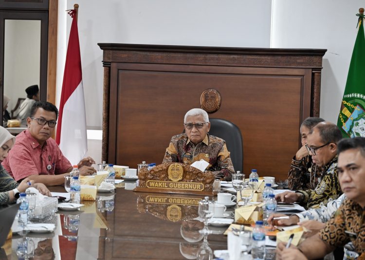 Wakil Gubernur  Sumut, Surya (tengah) saat mengikuti Rakor Pemulihan Pascabencana Sumatera bersama Mendagri Tito Karnavian secara virtual dari ruang kerjanya, Lantai 9 Kantor Gubernur Sumut.(Satunusantara news/HO-Diskominfo Sumut).