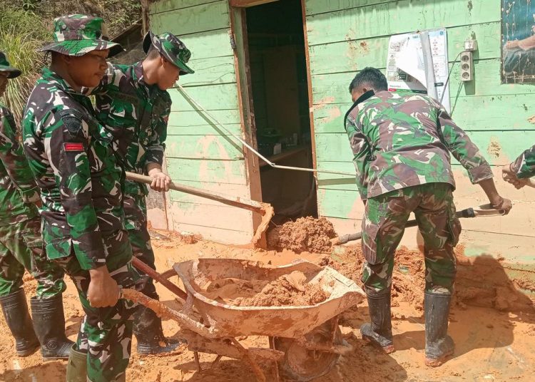Satgas Yonif 122/TS ,saat melaksanakan pembersihan rumah warga akibat longsor Di Desa Pagaran Pisang, Kecamatan Adian Koting Kabupaten Taput.(Satunusantara news/HO-Pendam I/BB).