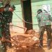 Satgas Yonif 122/TS laksanakan pembersihan rumah warga akibat longsor di Desa Pagaran Pisang Taput