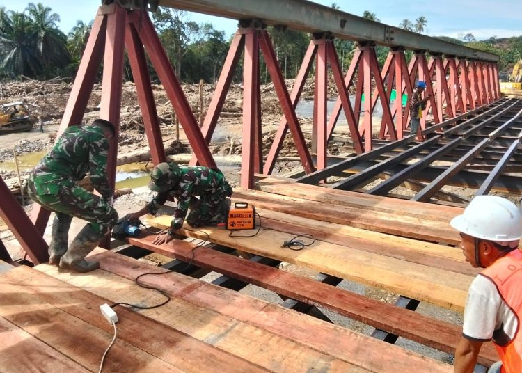 Prajurit Yonzipur) I/Bukit Barisan, saat  melaksanakan pemasangan papan lantai Jembatan Bailey di Desa Garoga, Kecamatan Batang Toru, Kabupaten Tapsel.(Satunusantara news/HO-Pendam I/BB).