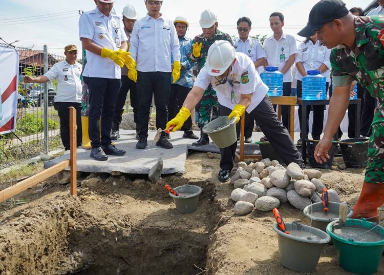 (Plt.) Kepala Dinas Koperasi, Usaha Kecil Menengah, Perindustrian, dan Perdagangan Kota Medan, Citra Effendi Capah (tengah) saat melakukan peletakan   Batu Pertama Pembangunan  Koperasi Kelurahan Merah Putih, di Pasar Induk Lau Cih, Kecamatan Medan Tuntungan.(Satunusantara news/HO-Diskominfo Medan).