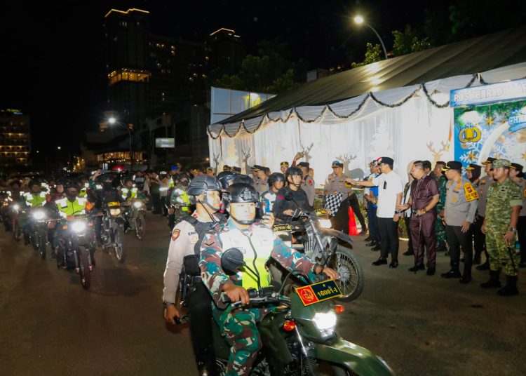 Wali Kota Medan Rico Waas (kemeja putih) saat melepas patroli skala besa pada malam tahun baru 2026 di Lapangan Merdeka Medan.(Satunusantara news/HO-Diskominfo Medan)