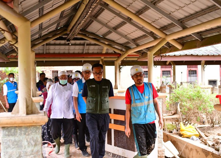 Chief Operating Officer (COO) Danantara Dony Oskaria  (kedua dari kanan), didampingi Direktur Utama PLN, Darmawan Prasodjo (kedua dari kiri) turun langsung memastikan pemulihan fasilitas kesehatan dan layanan medis di RSUD Muda Sedia Aceh Tamiang.(Satunusantara news/HO-Humas PLN UID Sumut)