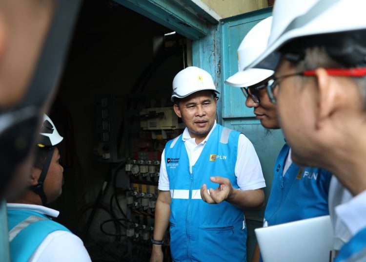 General Manajer PLN UID Sumut, Mundhakir (tiga dari kanan) saat memberikan arahan langsung kepada Tim Distribusi pada kunjungan  di GPIB Immanuel.(Satunusantara news/HO-Humas PLN UID Sumut).