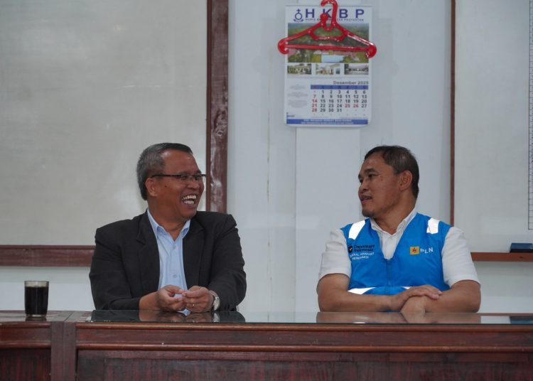 General Manajer PLN UID Sumut, Mundhakir (kanan) saat melakukan pertemuan dengan Pendeta Donald Sianturi, Praeses HKBP Distrik II Silindung (kiri) di Gereja HKBP Pearaja Tarutung, Tapanuli Utara.(Satunusantara news/HO-Humas PLN UID Sumut).