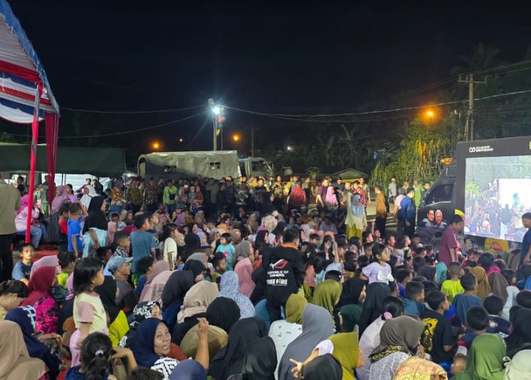 Antusiasme warga terdampak bencana banjir untuk mengikuti kegiatan nonton bareng bersama Presiden RI  di Posko Pengungsian Batuhula Batang Toru, Kabupaten Tapsel.(Satunusantara news/HO-Humas PLN UID Sumut)