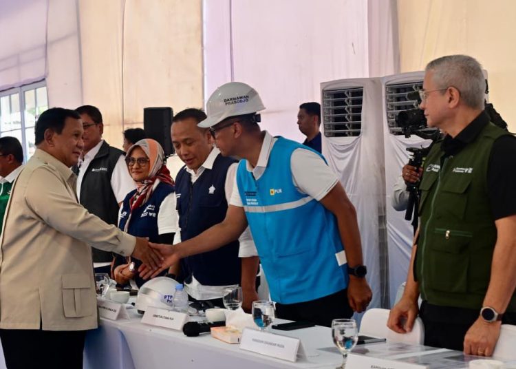 Presiden RI Prabowo Subianto (kiri) saat bersalaman dengan Direktur Utama PLN , Darmawan Prasodjo (kedua dari kanan) setelah memimpin rapat terbatas terkait percepatan pemulihan pascabencana di kawasan Rumah Hunian Danantara (Huntara) (Sumber foto : Biro Pers Sekretariat Presiden).