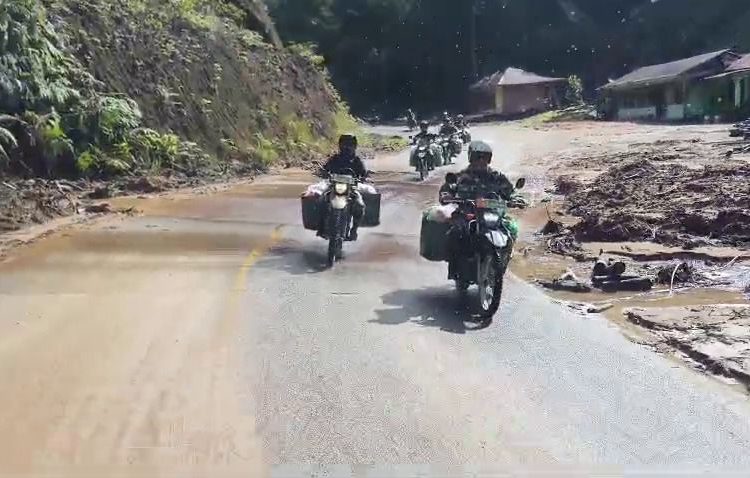 Babinsa Koramil 23/Adian Koting, saat melaksanakan pendistribusian logistik bantuan kepada warga terdampak bencana alam di Desa Sibalanga, Kecamatan Adian Koting, Kabupaten Taput.(Satunusantara news/HO-Pendam I/BB)