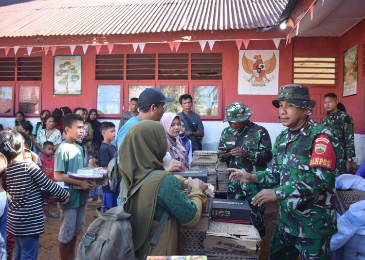 Satgas Kodim 0211/TT,  saat menyalurkan bantuan perlengkapan sekolah di SD Negeri 154500 Aek Tolang, Kelurahan Aek Tolang Induk, Kecamatan Tukka, Kabupaten Tapteng.(Satunusantara news/HO-Pendam I/BB).