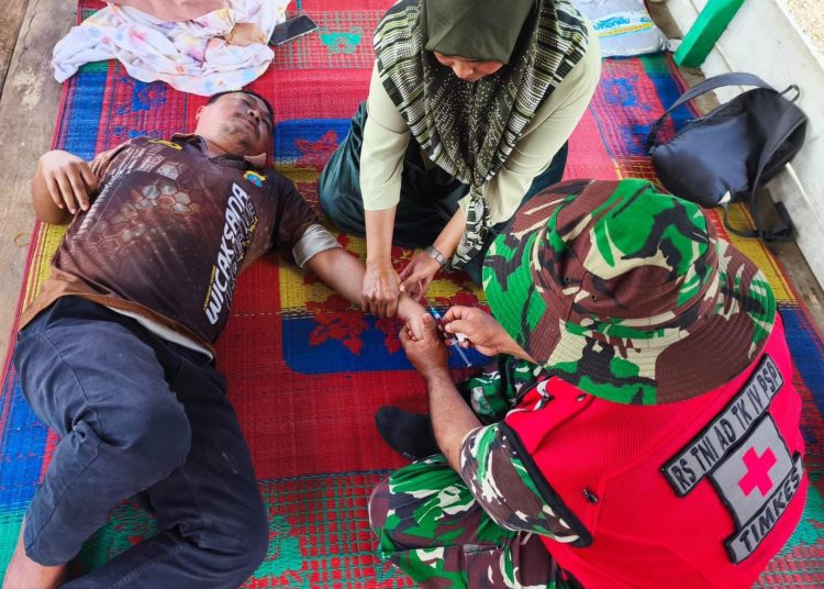 Satgas Kesdam I/Bukit Barisan, saat memberikan layanan kesehatan kepada warga terdampak banjir bandang dan tanah longsor melalui Pos Bankes di GOR Pandan, Kecamatan Pandan, Kabupaten Tapteng.(Satunusantara news/HO-Pendam I/BB)