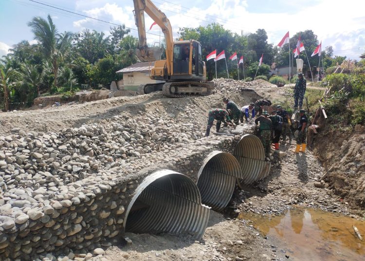 Satgas Kodam I/Bukit Barisan mempercepat pengerjaan pembangunan jembatan tipe Armco di Desa Sei Litur Tasik, Kecamatan Sawit Seberang, Kabupaten Langkat.(Satunusantara news/HO-Pendam I/BB).