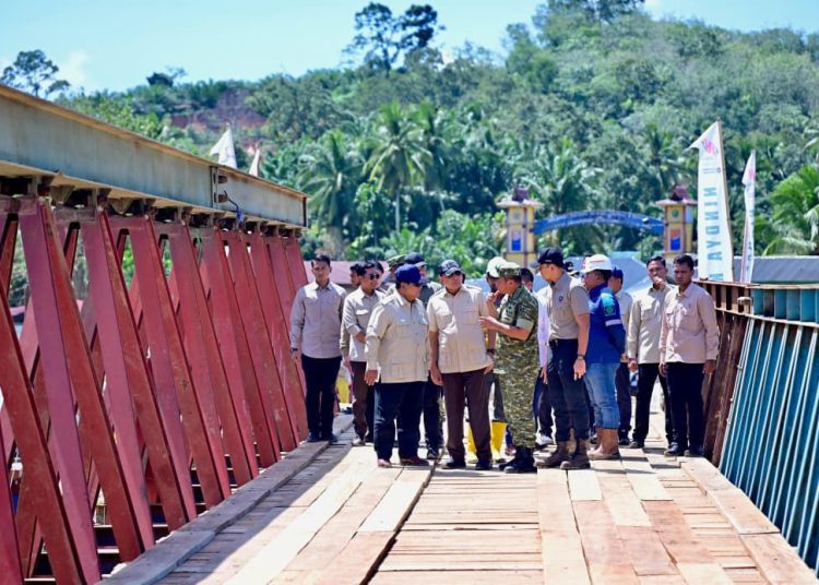 Presiden RI Prabowo Subianto (kiri) saat meninjau infrastruktur  Jembatan Garoga di Kecamatan Batang Toru, Kabupaten  Tapsel.(Satunusantara news/HO-Pendam I/BB).