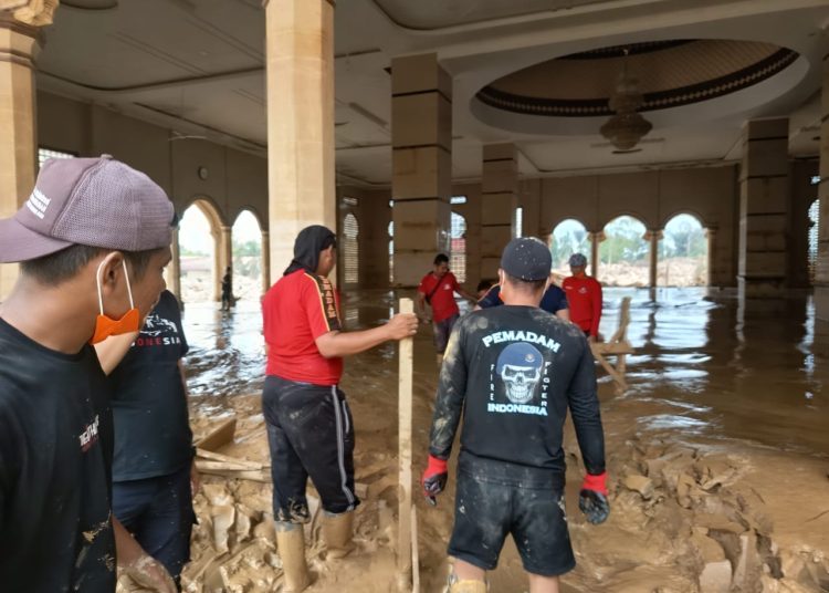 Personel dan armada alat berat  Pemko Medan, saat membantu penanganan pascabencana di Kabupaten Aceh Tamiang. (Satunusantara news//HO-Diskominfo Medan).