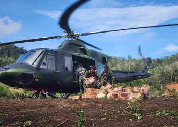 Helikopter Bell 1 Shorty salurkan bantuan logistik lewat udara bagi warga terdampak bencana di Desa Lobu Singkam Taput