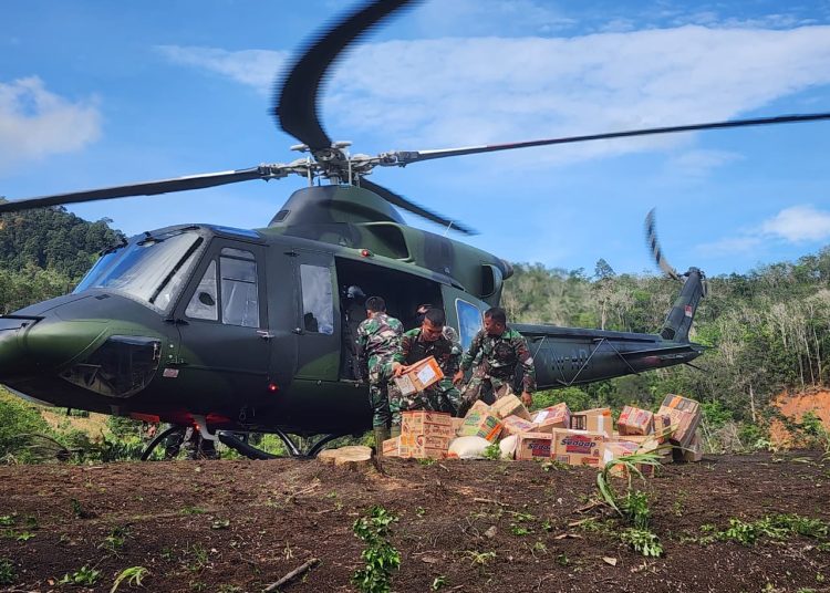 Helikopter Bell 1 Shorty, saat  menyalurkan bantuan logistik  bagi warga terdampak bencana alam di Desa Lobu Singkam, Kecamatan Sipoholon, Kabupaten Taput.(Satunusantara news/HO-Pendam I/BB)