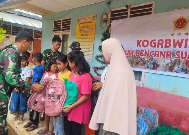 Satgas Kodim 0211/TT, saat menyerahkan bantuan perlengkapan sekolah kepada warga terdampak bencana di SD Negeri 152983 Hutanabolon, Kelurahan Hutanabolon, Kecamatan Tukka, Kabupaten Tapteng.(Satunusantara news/HO-Pendam I/BB)