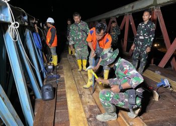 Satgas Yonzipur I/DD bersama PT Nindya Karya kebut pembangunan Jembatan Bailey hingga malam di Desa Garoga Tapsel