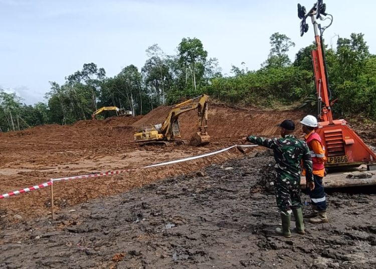 Personel Koramil 01/Batang Toru, saat  meninjau perataan lahan rencana Hunian Sementara (Huntara) bagi warga korban banjir dan tanah longsor yang berlokasi di Desa Batu Hula, Kecamatan Batang Toru, Kabupaten  Tapsel.(Satunusantara news/HO-Pendam I/BB).