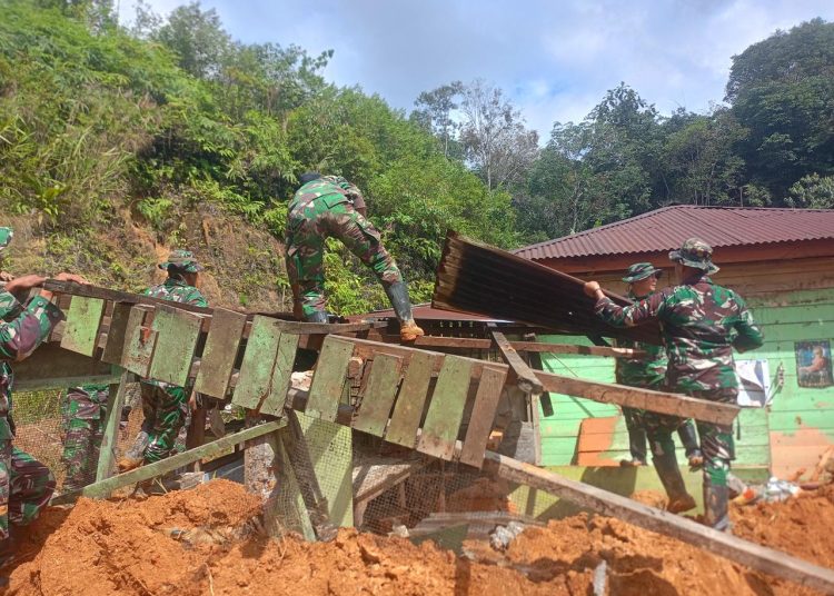 Prajurit TNI dari Yonif 125/ Si'mbisa, saat melaksanakan kegiatan pembersihan rumah warga yang terdampak bencana tanah longsor di Desa Bonan Dolok, Kecamatan Sitahuis, Kabupaten Tapteng.(Satunusantara news/HO-Pendam I/BB).