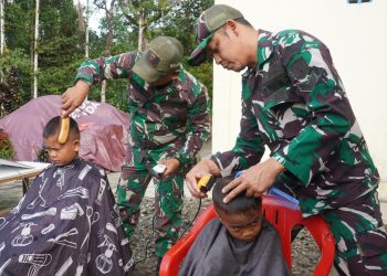 Kodim 0210/TU gelar kegiatan cukur rambut gratis bagi anak pengungsi di Posko Desa Sibalanga Taput