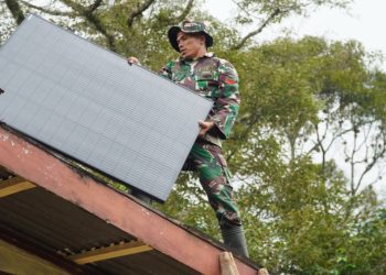 Koramil 23/Adian Koting pasang alat solarsel di Gereja HKBP Desa Perdamoan Nauli Taput