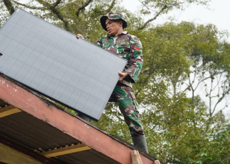 Personel Koramil 23/Adian Koting, saat melaksanakan pemasangan alat solarsel di Gereja HKBP Desa Perdamoan Nauli, Kecamatan Adian Koting, Kabupaten  Taput.(Satunusantara news/HO-Pendam I/BB).