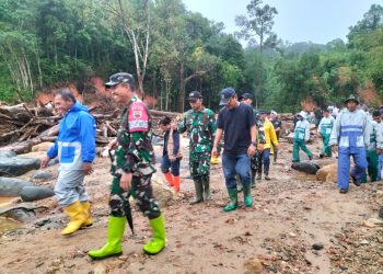 Danrem 023/KS beserta Bupati Tapteng tinjau banjir susulan di Tukka Tapteng dan evakuasi warga zona merah
