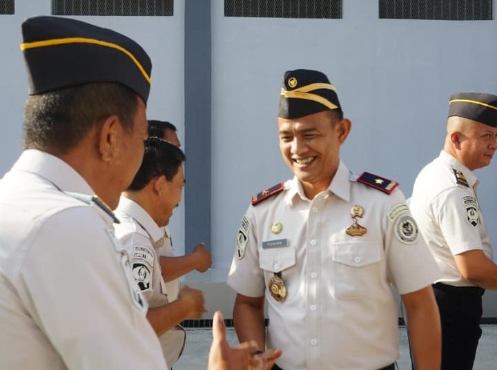 Kalapas  Kelas I Medan, Fonika Affandi (kanan) saat bersalaman dengan pegawai usai apel pagi perdana Tahun 2026 di lapangan apel Lapas Medan.(Satunusantara news/HO-Lapas Medan).