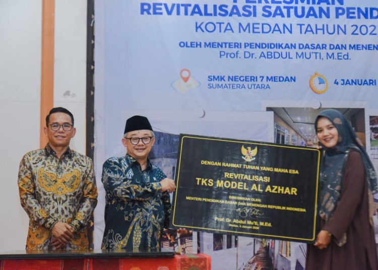 Wakil Wali Kota Medan, H. Zakiyuddin Harahap (kiri) saat mendampingi Mendikdasmen RI,  Prof. Abdul Mu'ti (tengah) pada acara Revitalisasi Pendidikan di SMK Negeri 7 Medan.(Satunusantara news/HO-Diskominfo Medan).