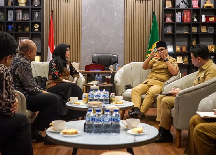 Wali Kota Medan, Rico Tri Putra Waas (tengah) saat menerima audensi dari PT.BSI di rumah Dinas Wali Kota Medan.(Satunusantara news/HO-Diskominfo Medan)