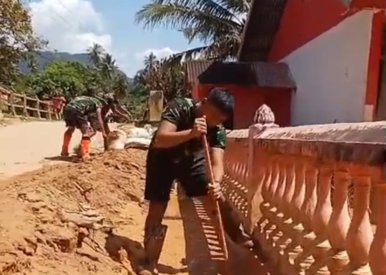 Satgas Korem 023/KS, saat  membersihkan sisa lumpur dan material banjir di SD Negeri Nomor 152983 Hutanabolon, Kecamatan Tukka, Kabupaten Tapteng.(Satunusantara news/HO-Pendam I/BB).T