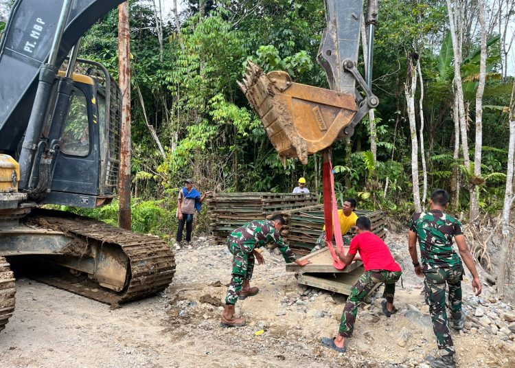 Personel  Satgas Yonzipur I/DD,saat  melaksanakan pemasangan jembatan Bailey di Desa Aek Nabara, Kecamatan Marancar, Kabupaten  Tapsel.(Satunusantara news/HO-Pendam I/BB).