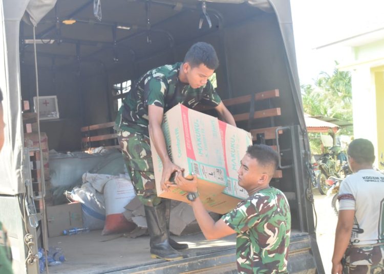 Satgas  Kodim 0211/Tapanuli Tengah, saat menyalurkan bansos bagi masyarakat terdampak bencana alam di Lingkungan 111, Kelurahan Lopian, Kecamatan Badiri, Kabupaten  Tapteng.(Satunusantara news/HO-Pendam I/BB).
